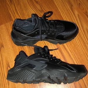 Nike all black huaraches